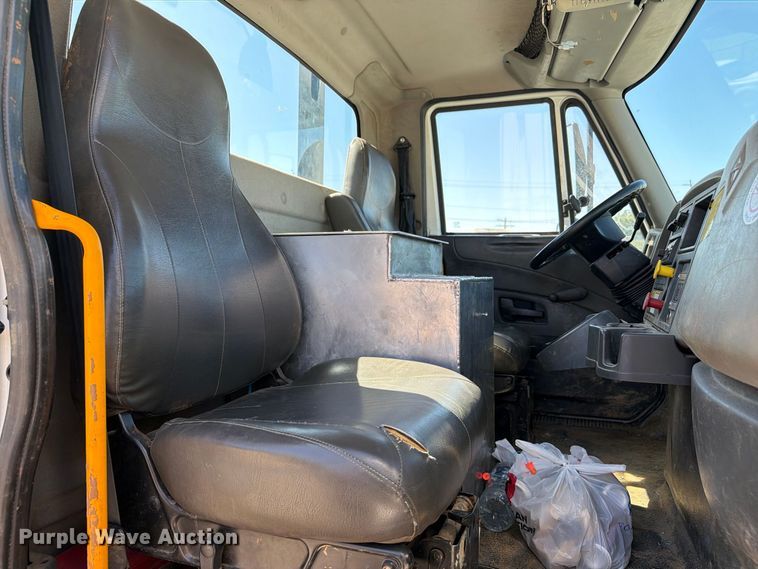 image for item FB8918 2016 International 7400 utility / service truck