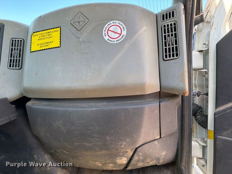 image for item FB8918 2016 International 7400 utility / service truck