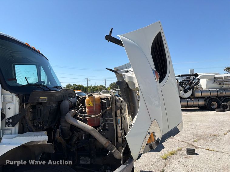 image for item FB8918 2016 International 7400 utility / service truck