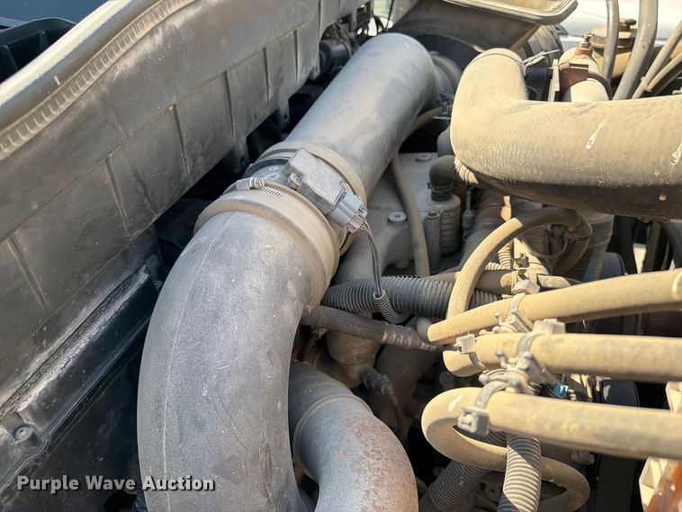 image for item FB8918 2016 International 7400 utility / service truck
