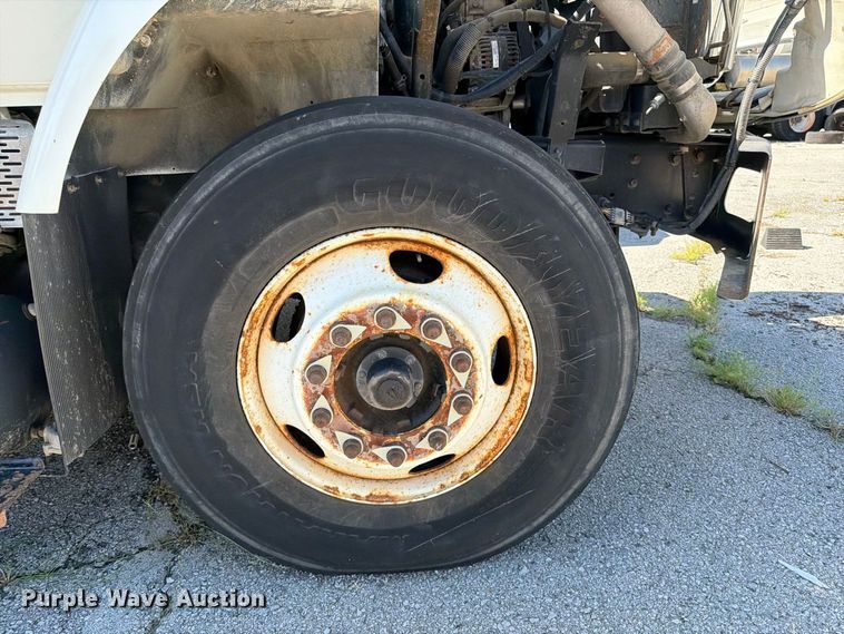 image for item FB8918 2016 International 7400 utility / service truck