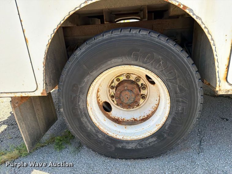 image for item FB8918 2016 International 7400 utility / service truck