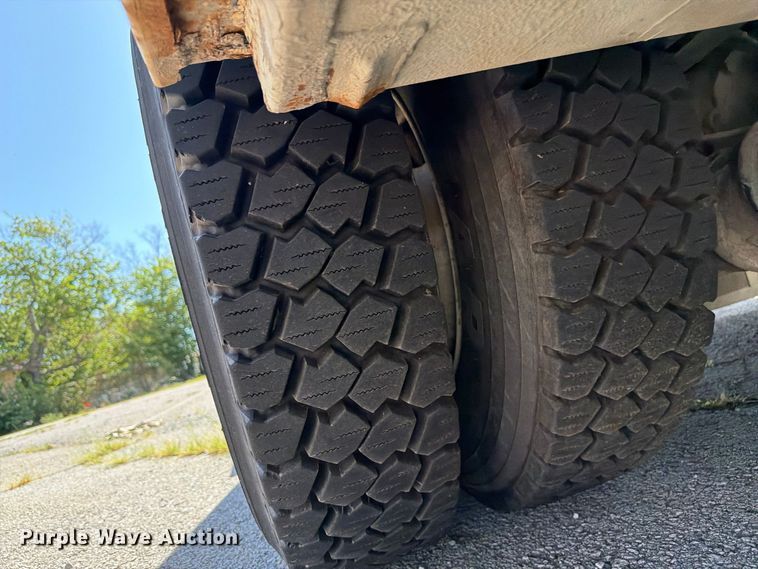 image for item FB8918 2016 International 7400 utility / service truck