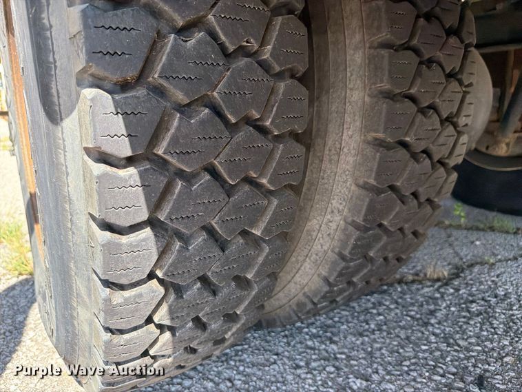 image for item FB8918 2016 International 7400 utility / service truck