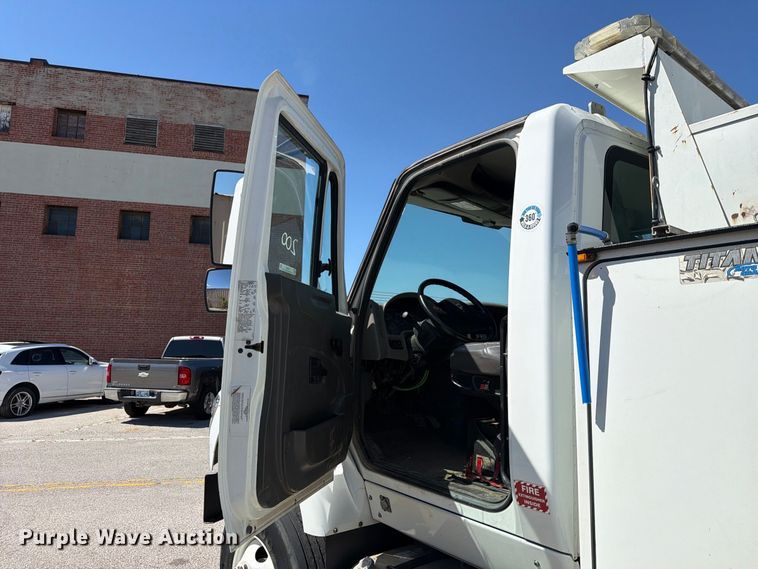 image for item FB8921 2011 International WorkStar 7400 utility / service truck