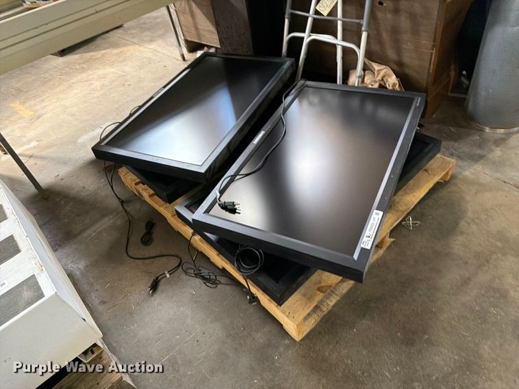 image for item FB8952 (4) Samsung Synmaster 400PX tvs