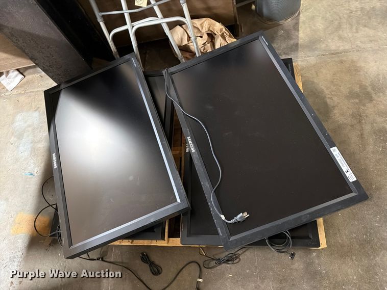 image for item FB8952 (4) Samsung Synmaster 400PX tvs