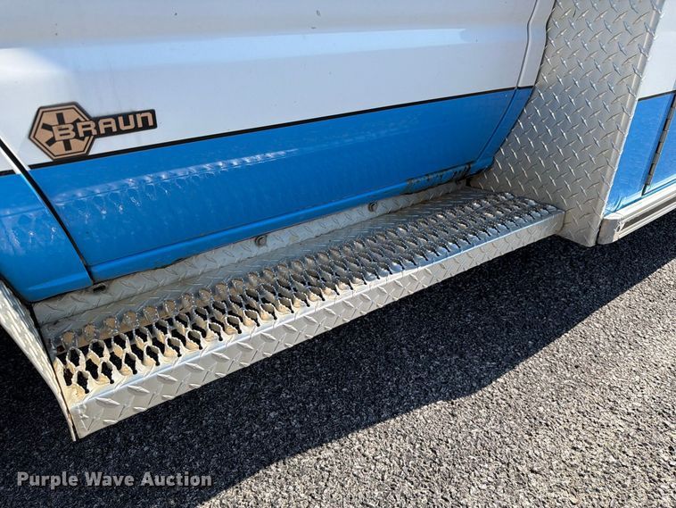 image for item FC3335 2010 Ford E350 ambulance