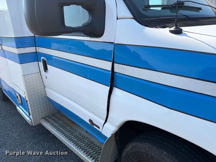 image for item FC3335 2010 Ford E350 ambulance