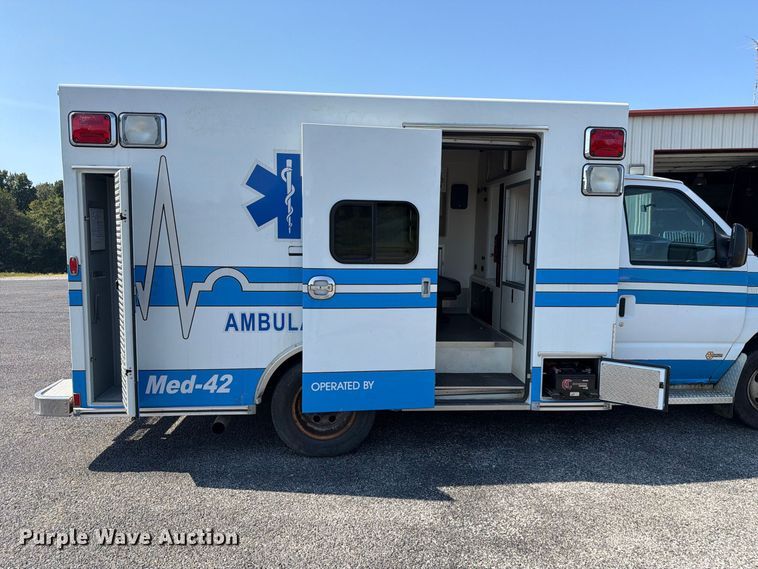 image for item FC3335 2010 Ford E350 ambulance