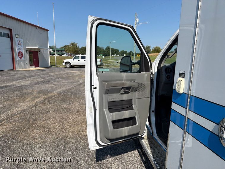 image for item FC3335 2010 Ford E350 ambulance