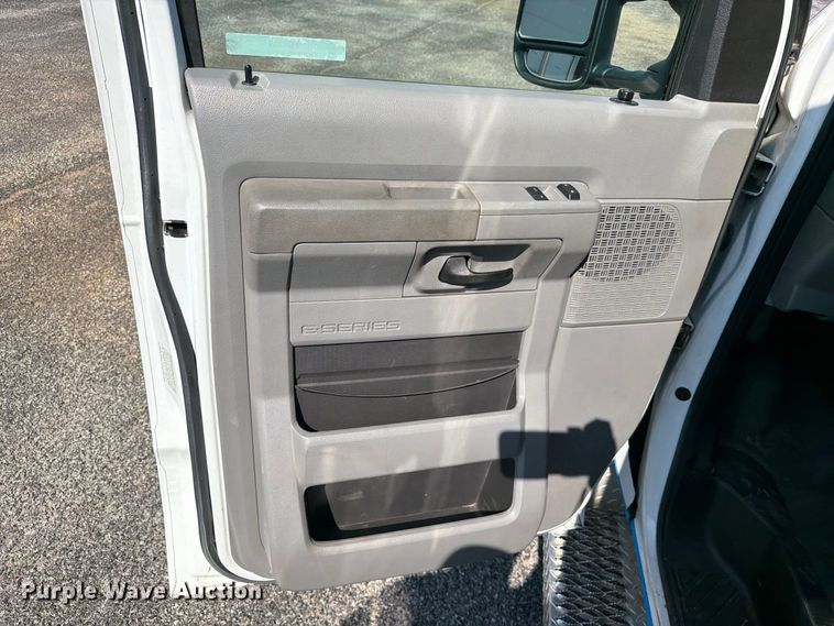 image for item FC3335 2010 Ford E350 ambulance