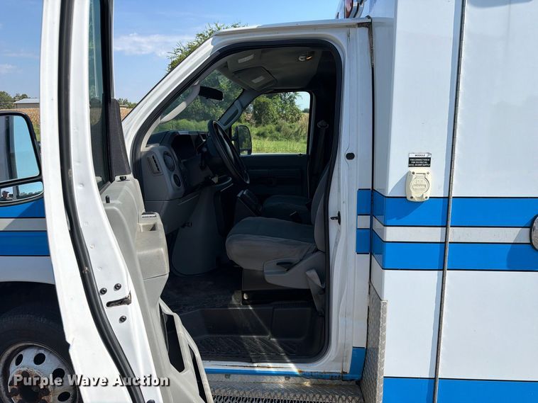 image for item FC3335 2010 Ford E350 ambulance