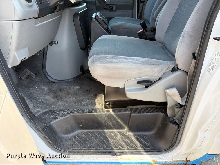 image for item FC3335 2010 Ford E350 ambulance