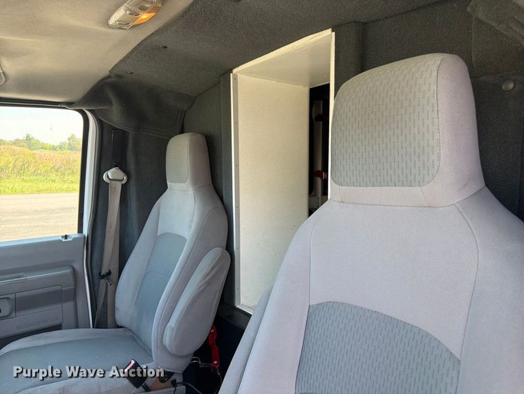 image for item FC3335 2010 Ford E350 ambulance