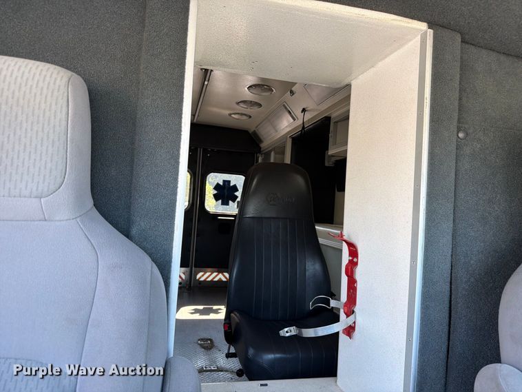 image for item FC3335 2010 Ford E350 ambulance