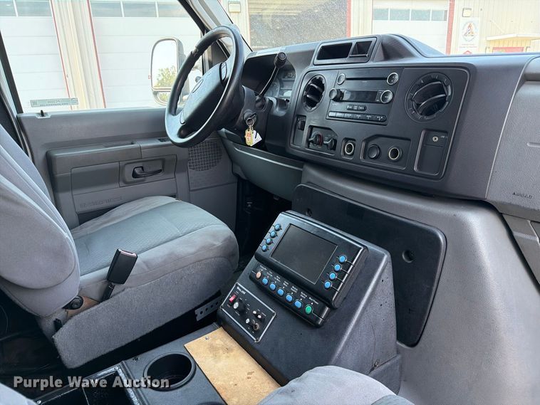 image for item FC3335 2010 Ford E350 ambulance