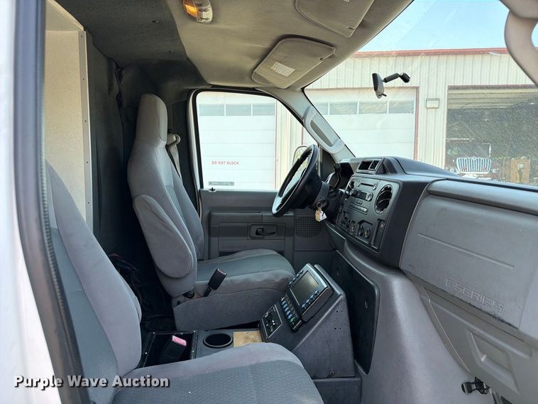 image for item FC3335 2010 Ford E350 ambulance