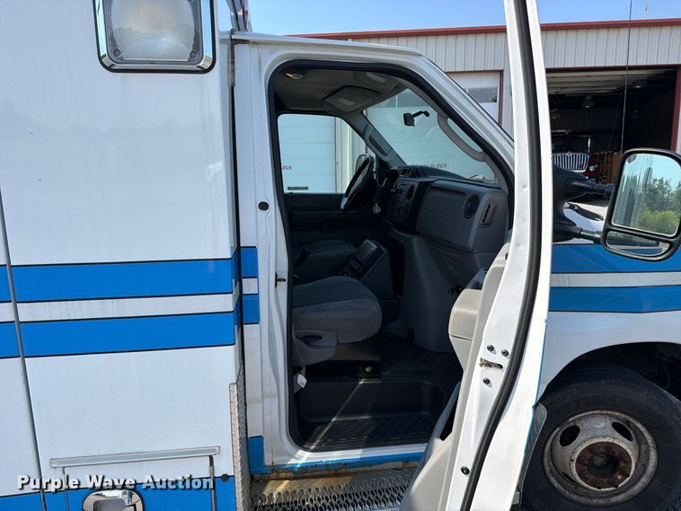 image for item FC3335 2010 Ford E350 ambulance