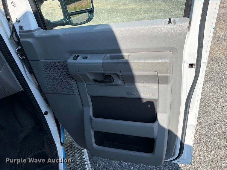 image for item FC3335 2010 Ford E350 ambulance