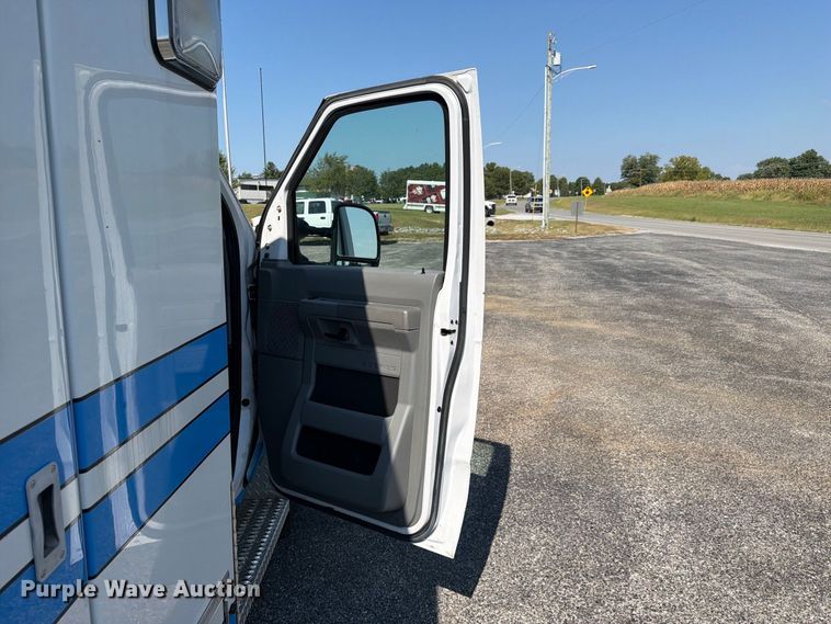 image for item FC3335 2010 Ford E350 ambulance
