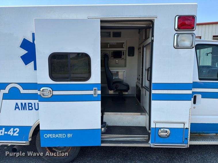 image for item FC3335 2010 Ford E350 ambulance