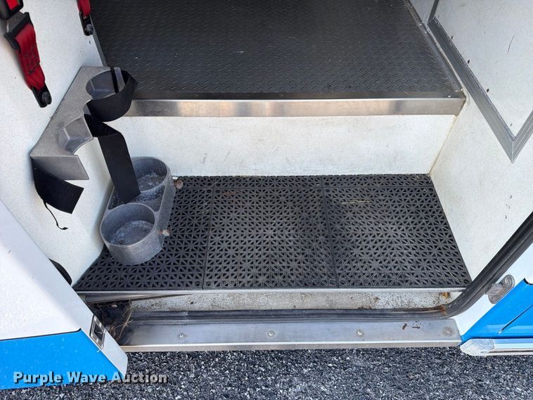 image for item FC3335 2010 Ford E350 ambulance