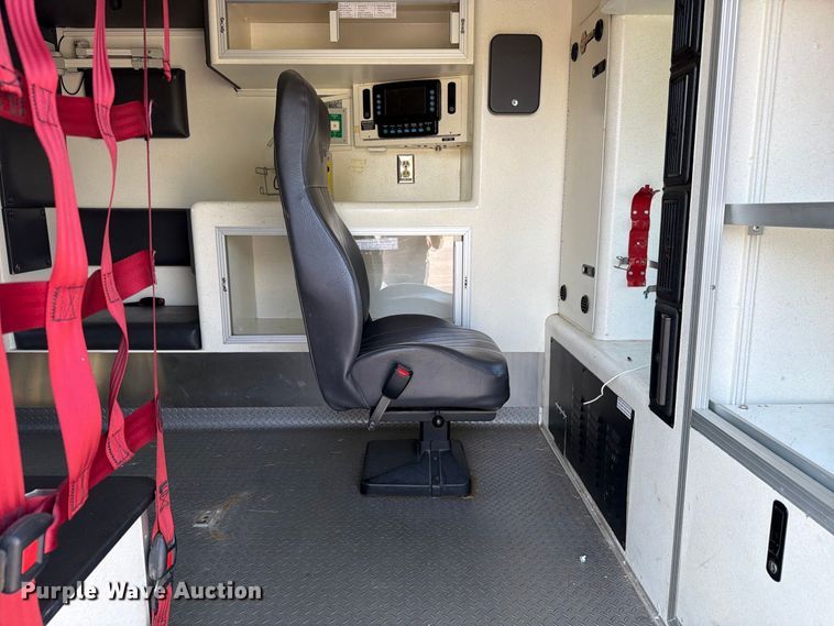 image for item FC3335 2010 Ford E350 ambulance