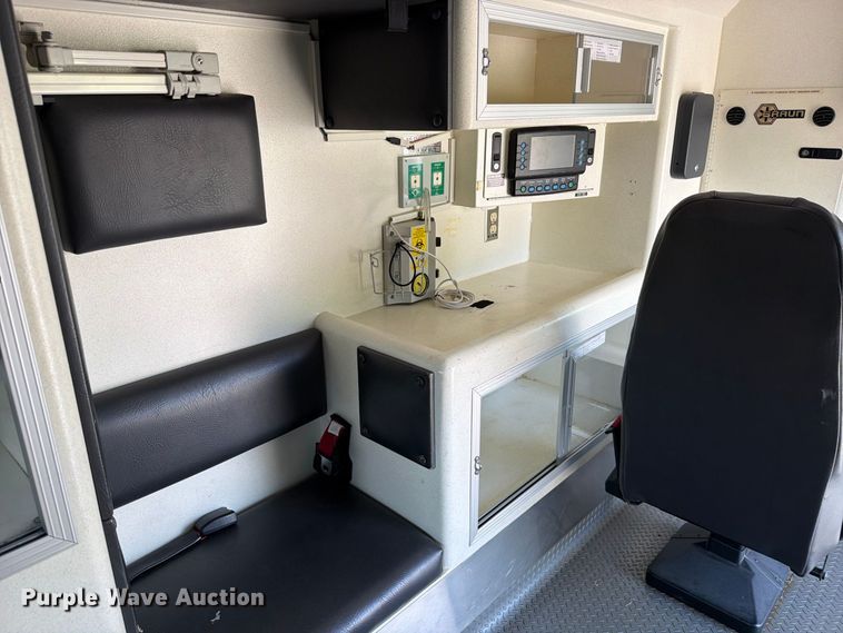 image for item FC3335 2010 Ford E350 ambulance