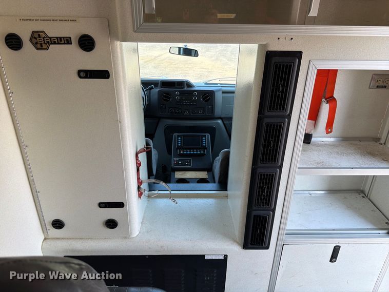 image for item FC3335 2010 Ford E350 ambulance