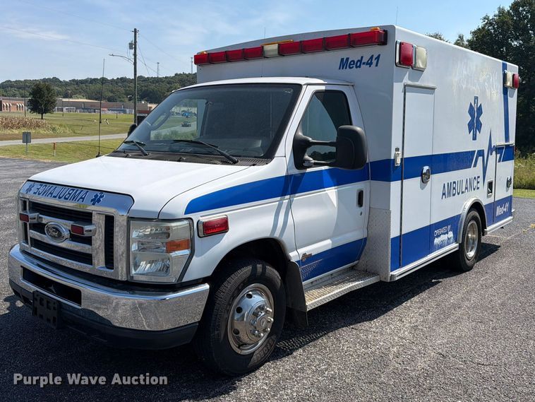 image for item FC3336 2010 Ford E-350 ambulance