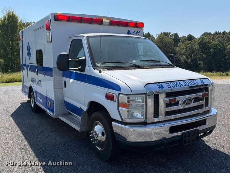 image for item FC3336 2010 Ford E-350 ambulance