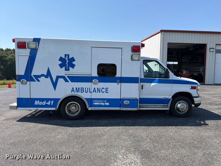 image for item FC3336 2010 Ford E-350 ambulance