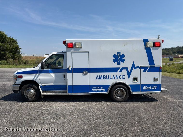 image for item FC3336 2010 Ford E-350 ambulance