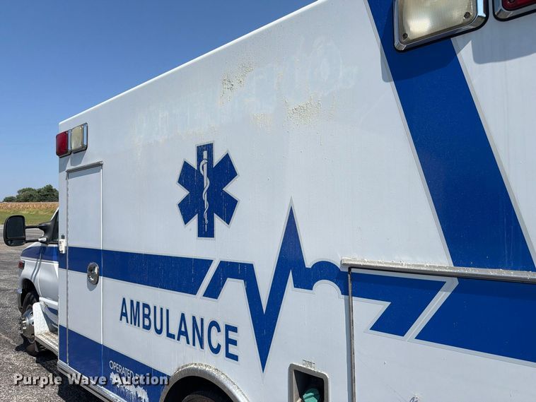 image for item FC3336 2010 Ford E-350 ambulance