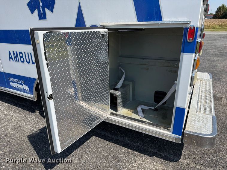 image for item FC3336 2010 Ford E-350 ambulance