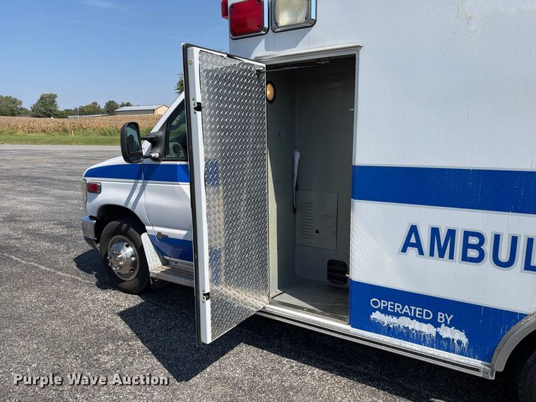 image for item FC3336 2010 Ford E-350 ambulance