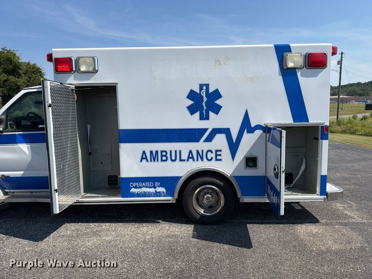 image for item FC3336 2010 Ford E-350 ambulance