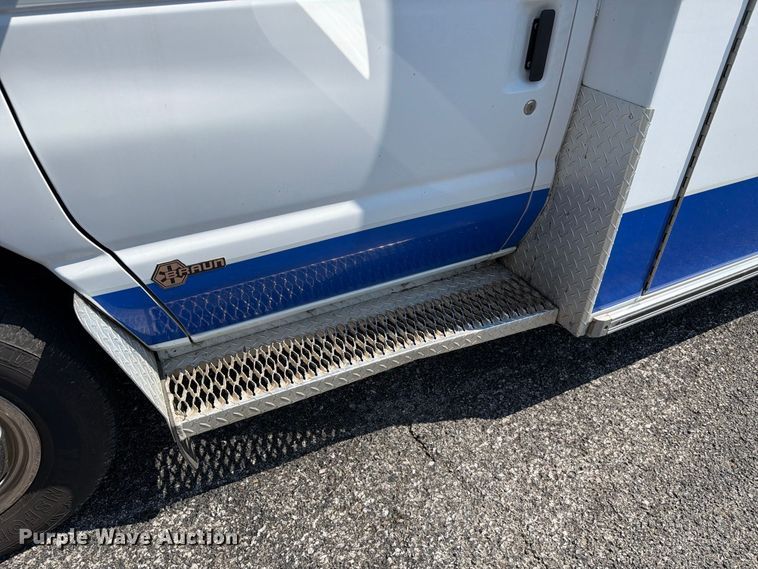 image for item FC3336 2010 Ford E-350 ambulance