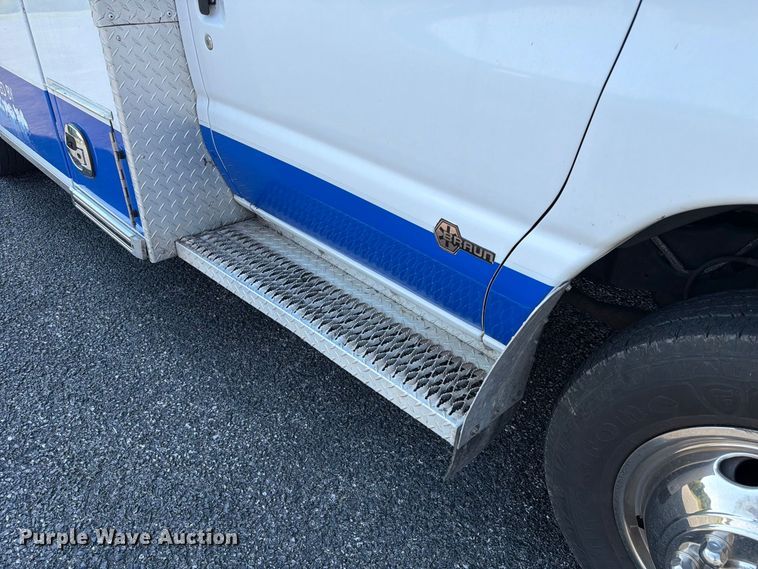 image for item FC3336 2010 Ford E-350 ambulance