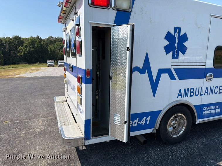 image for item FC3336 2010 Ford E-350 ambulance