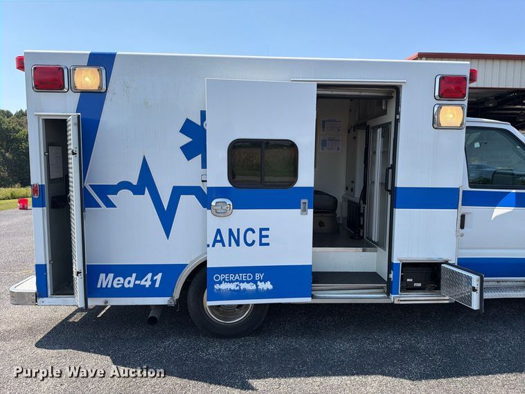 image for item FC3336 2010 Ford E-350 ambulance