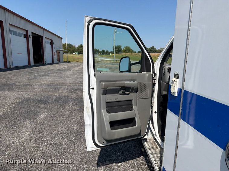 image for item FC3336 2010 Ford E-350 ambulance