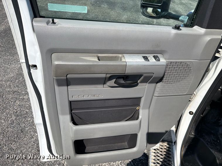 image for item FC3336 2010 Ford E-350 ambulance