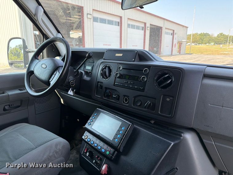 image for item FC3336 2010 Ford E-350 ambulance