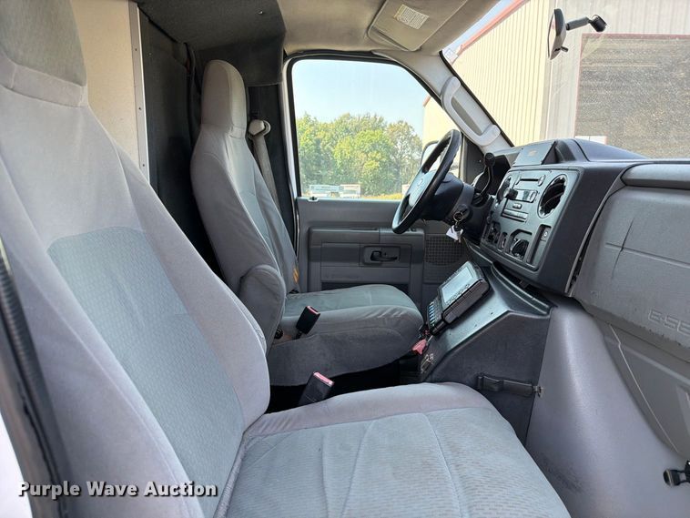image for item FC3336 2010 Ford E-350 ambulance