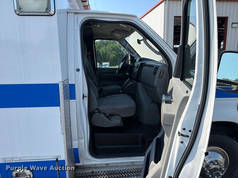 image for item FC3336 2010 Ford E-350 ambulance