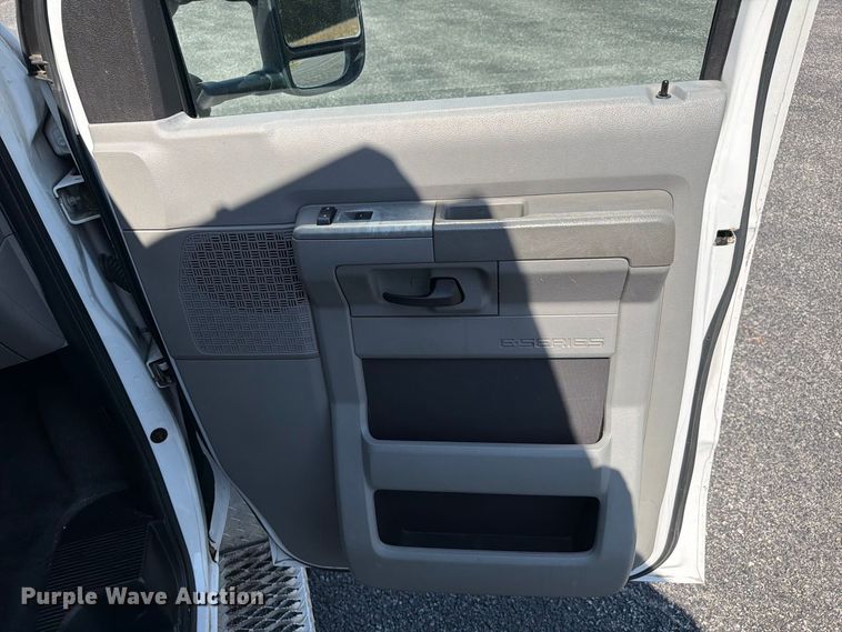 image for item FC3336 2010 Ford E-350 ambulance
