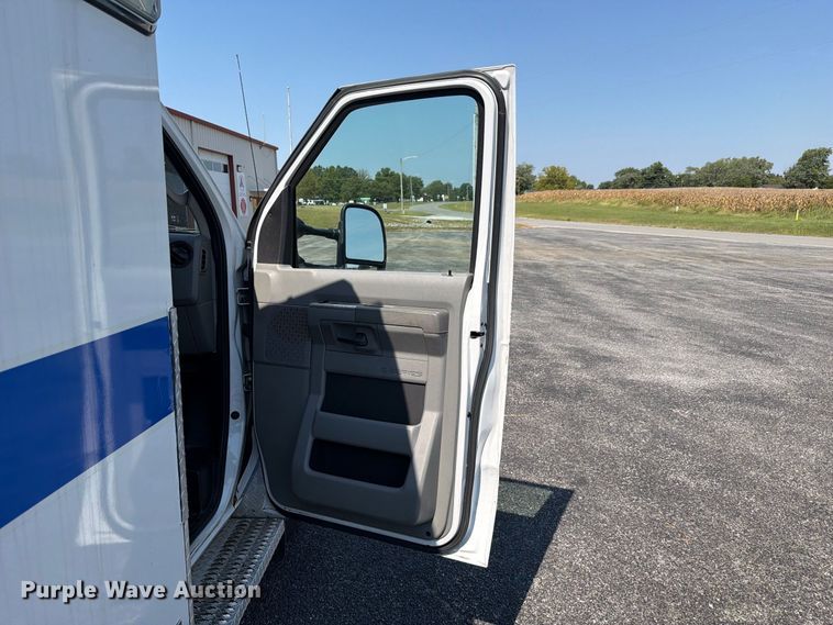 image for item FC3336 2010 Ford E-350 ambulance