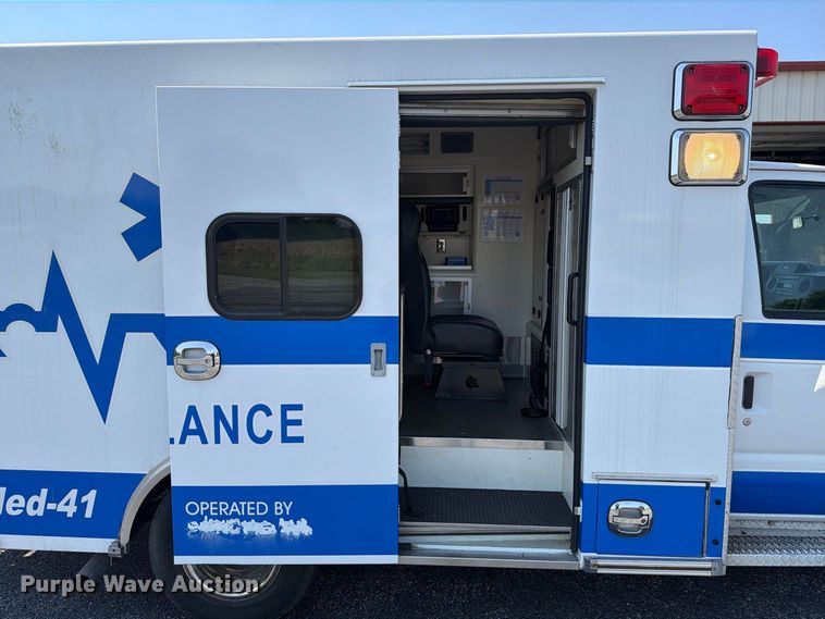 image for item FC3336 2010 Ford E-350 ambulance